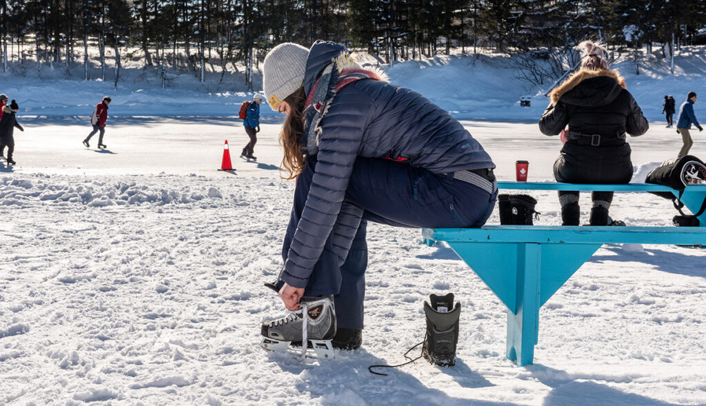 Personne chaussant ses patins à glace