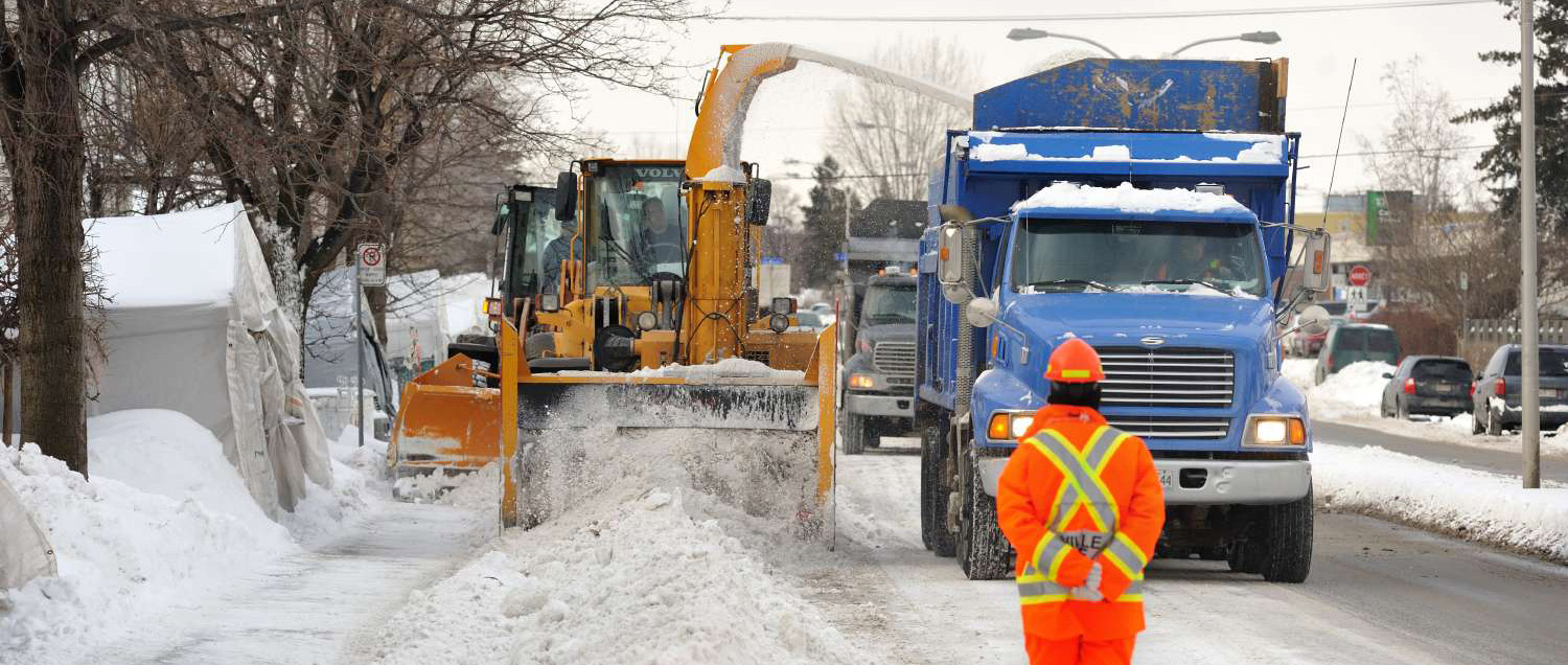 Soufflage de la neige avec un superviseur