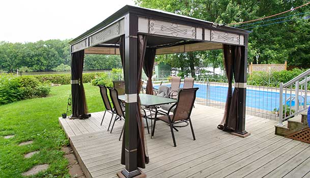 Gazebo dans une cour avec une table patio