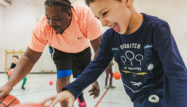 adulte et enfant qui jouent au basket-ball