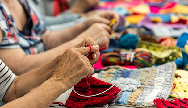 Personnes âgées qui tricote dans le cadre de l'activité Tricot Graffiti