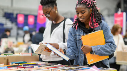 des gens à la Bibliovente