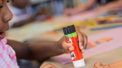 Enfant faisant du bricolage avec bâton de colle