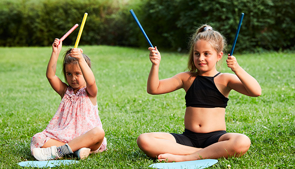 Deux enfant jouant dans l'herbe