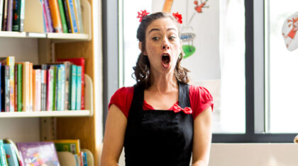 Une personne lisant des contes de façon expressive