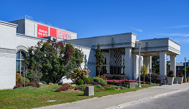 bâtiment de la Maison des arts en façade
