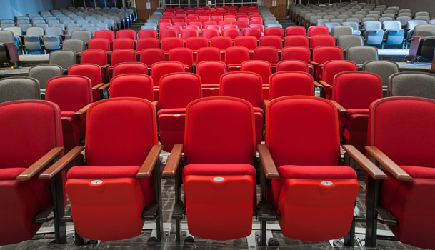 Rangées de sièges dans le Théâtre des Muses