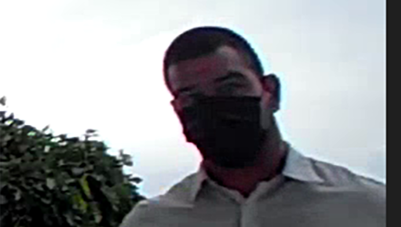 homme de race blanche portant un masque sanitaire.