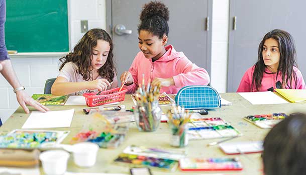 Des enfants qui font du bricolage