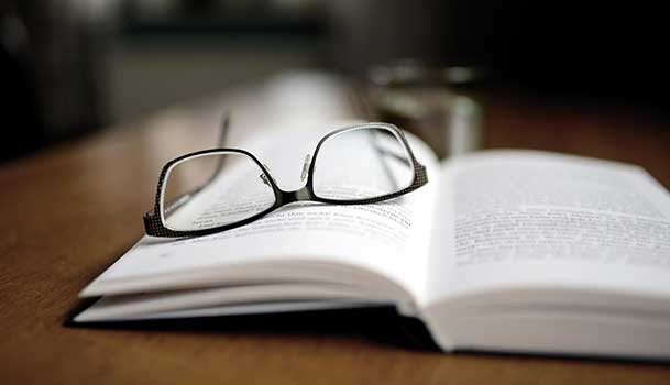 Une paire de lunette sur un livre