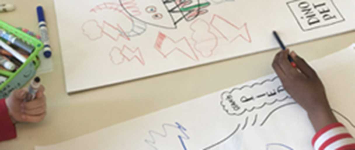 des enfants qui dessinent des créatures mythologiques sur des feuilles