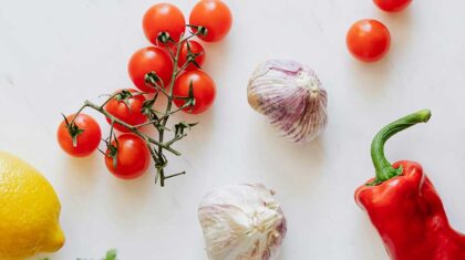 des tomates cerise, des poivrons, de l'ail et du citron