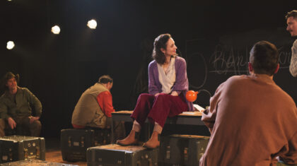 Plusieurs comédiens et comédiennes sur scène