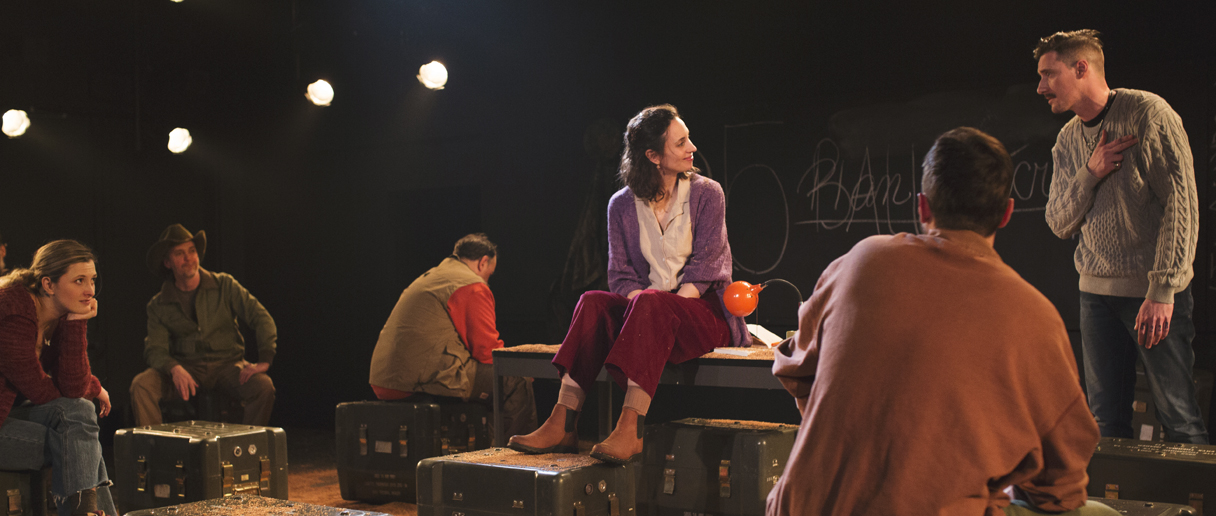 Plusieurs comédiens et comédiennes sur scène