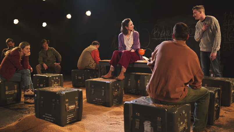 Plusieurs comédiens et comédiennes sur scène