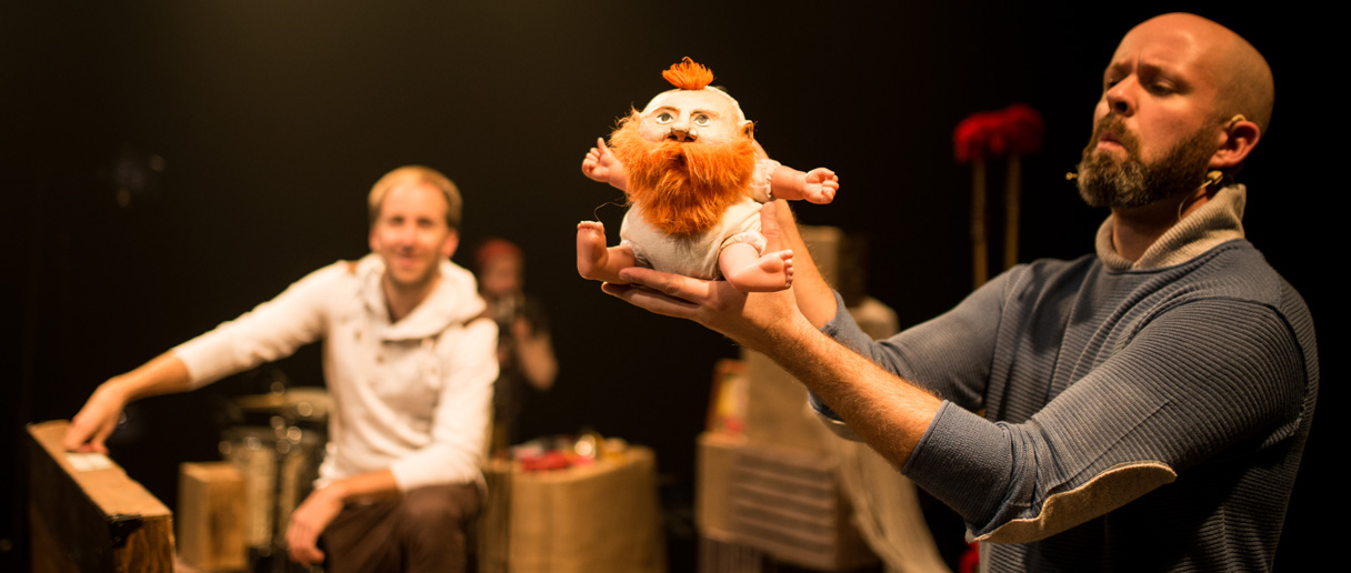 marionnettiste avec une marionnette de Barbe d'Or