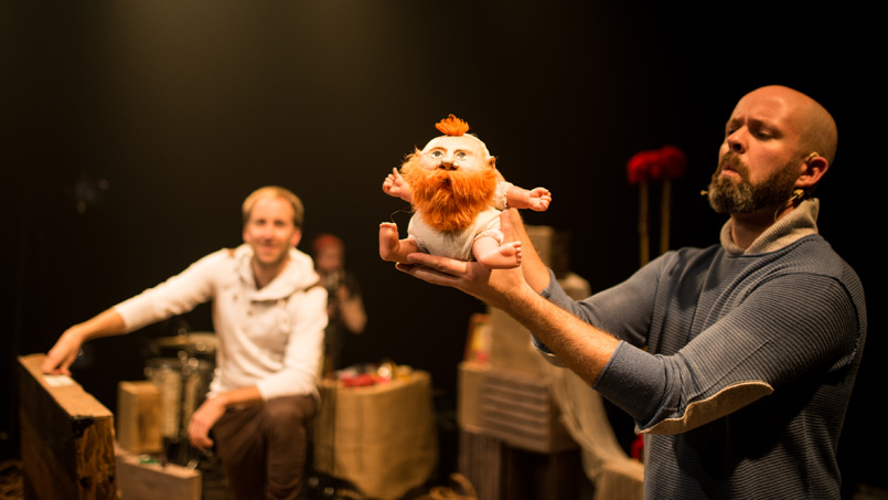 marionnettiste avec une marionnette de Barbe d'Or