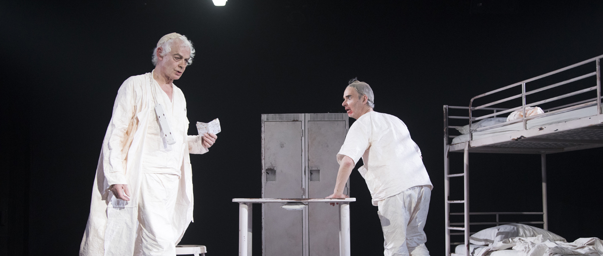 2 personnes en blanc sur scène