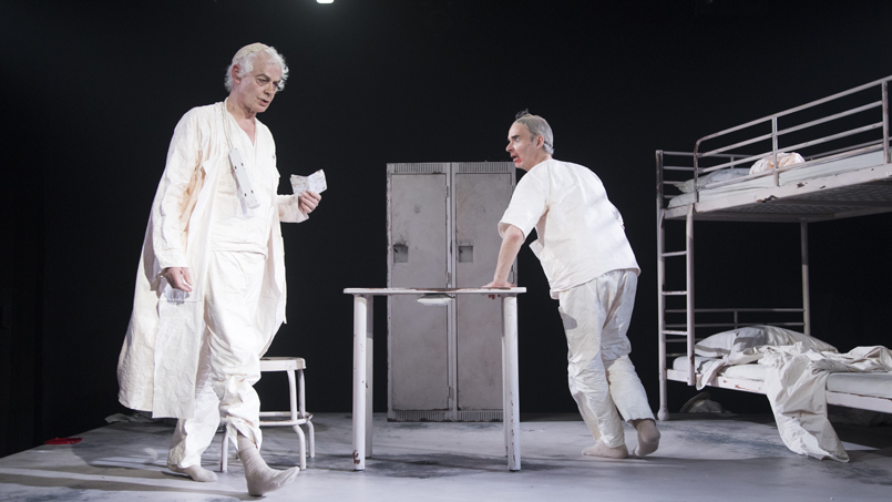 2 personnes en blanc sur scène