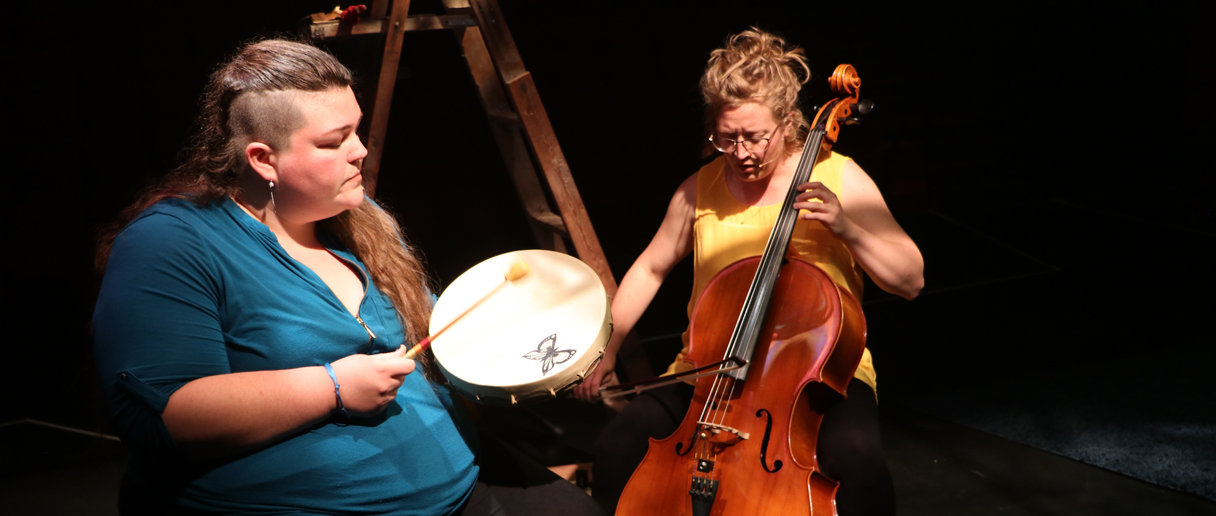 2 personnes avec des instruments de musique