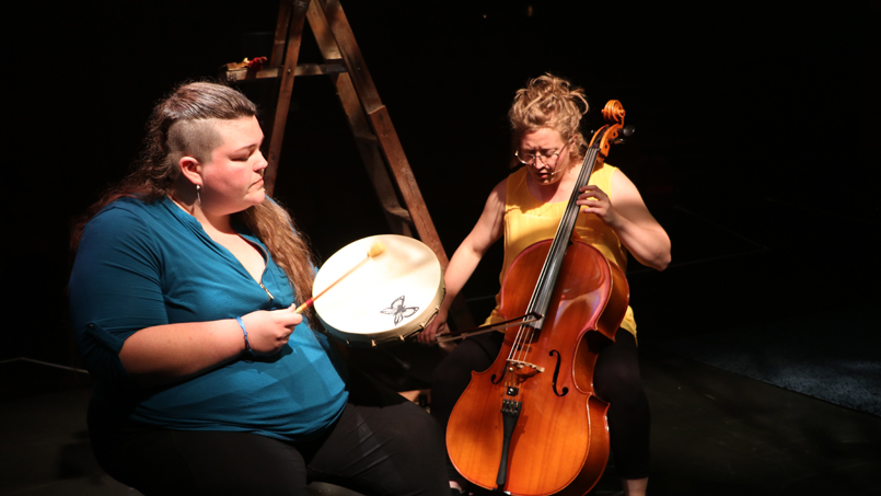 2 personnes avec des instruments de musique