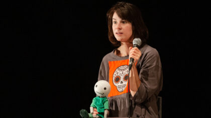 personne avec un micro et une poupée