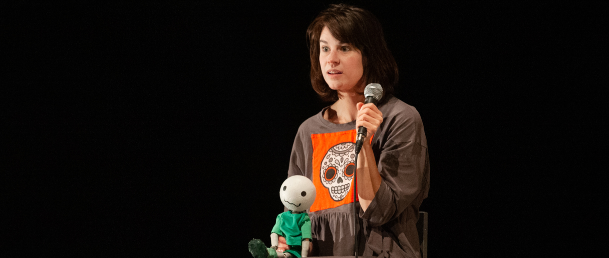 personne avec un micro et une poupée