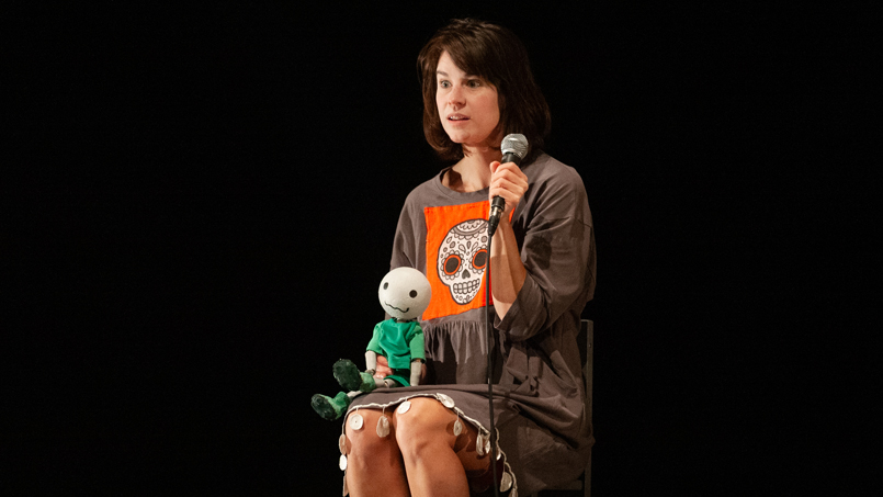 personne avec un micro et une poupée