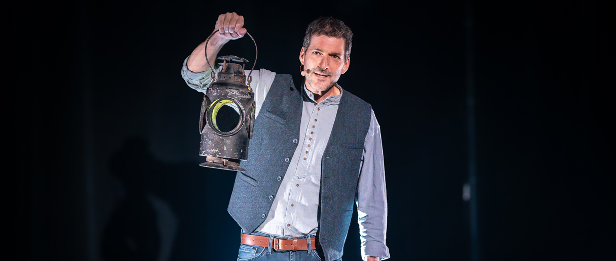 personne qui tient une lanterne