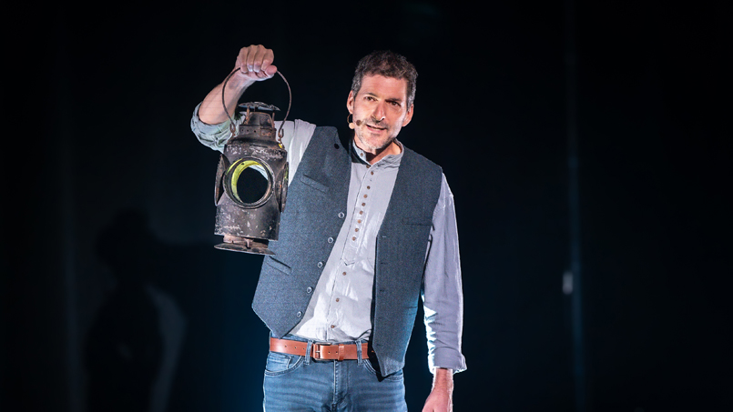 personne qui tient une lanterne