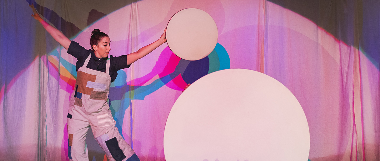 Personne sur une scène colorée