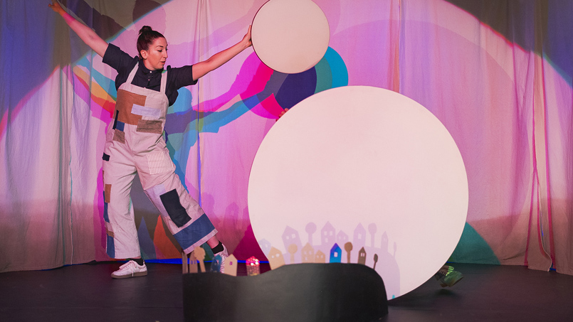 Personne sur une scène colorée