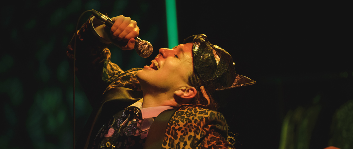 Personne qui chante dans un micro