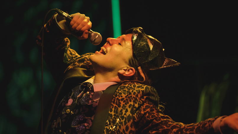 Personne qui chante dans un micro