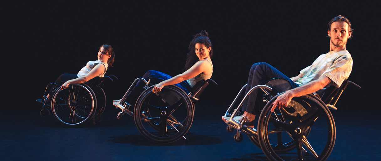 3 personnes en fauteuil roulant