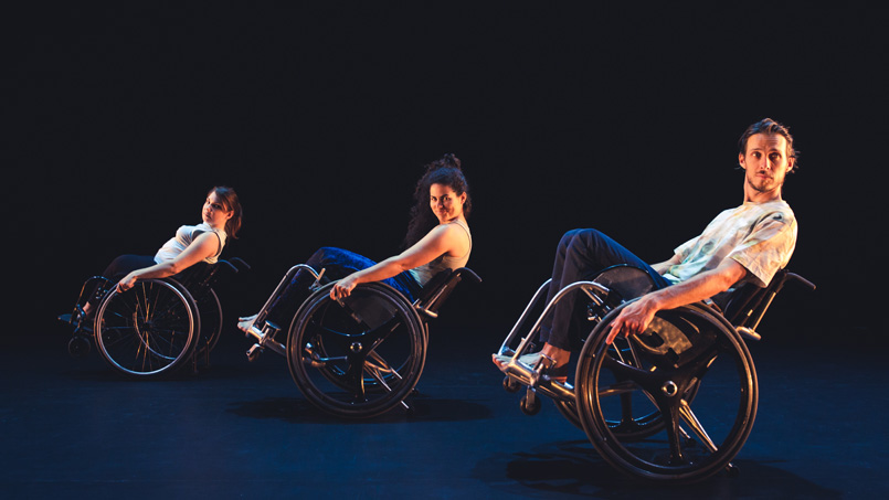 3 personnes en fauteuil roulant