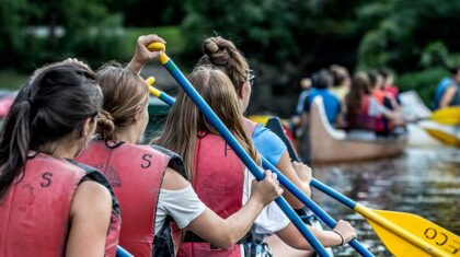 Des jeunes faisant du rabaska