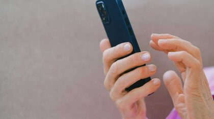 Une personne aînée devant son cellulaire