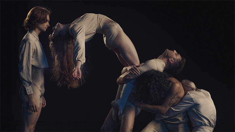 Danseurs et danseuses sur scène