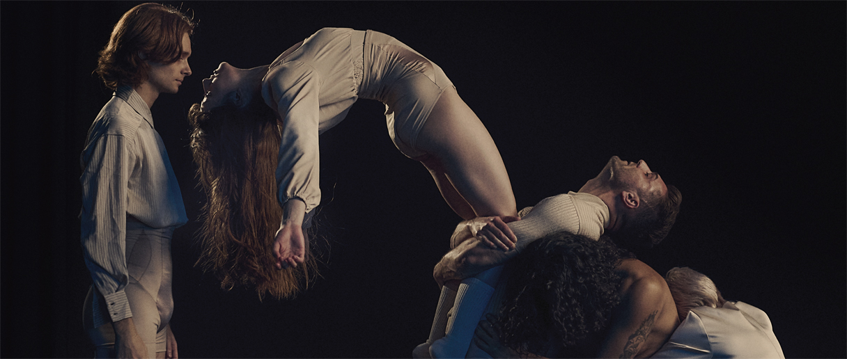 Danseurs et danseuses sur scène