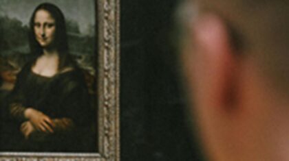 Une personne qui regarde la Mona Lisa