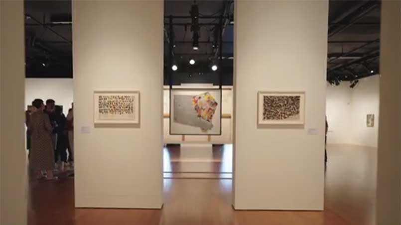 Mur avec des oeuvres d'art