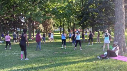 Des personnes faisant du yoga dans un parc