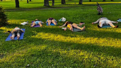 Des personnes qui font du yoga dans un parc