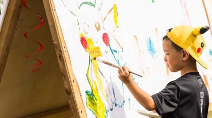 Un enfant qui dessine