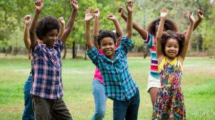 Des enfants qui dansent dans un parc