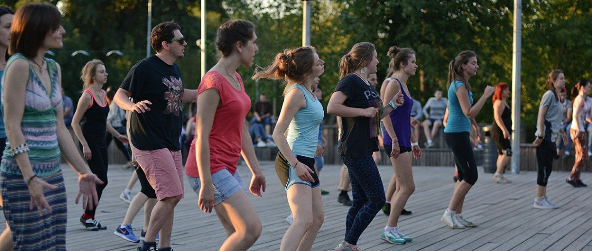Des personnes qui font de l'activité physique sur une scène dehors