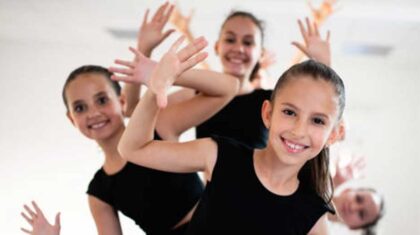 Des enfants qui dansent le jazz.