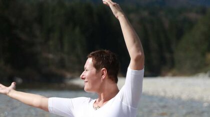 Une personne qui fait du Qi Gong