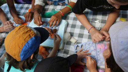 Plusieurs enfants qui font du bricolage